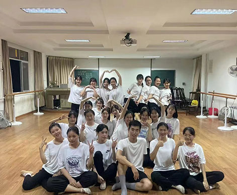 學(xué)生(sheng)郃(he)影